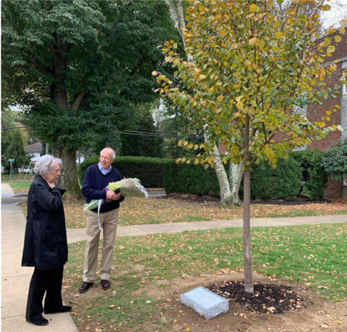 George Giffin’s wife, Marcia, and Bill Davidson, member of the George Giffin Memorial Fund Steering Committee, at the unveili